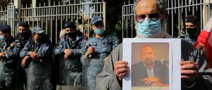Nach der Ermordung von Lokman Slim protestieren Freunde und Unterstützer des Verlegers vor dem Justizpalast in Beirut.