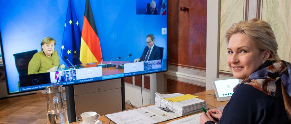 Alle wollen gut abschneiden beim Corona-Management, mal mit-, mal gegeneinander: Manuela Schwesig (SPD, rechts), Ministerpräsidentin von Mecklenburg-Vorpommern, Bundeskanzlerin Angela Merkel (CDU) und Berlins Regierender Michael Müller (SPD), bei der Coronaschalte.