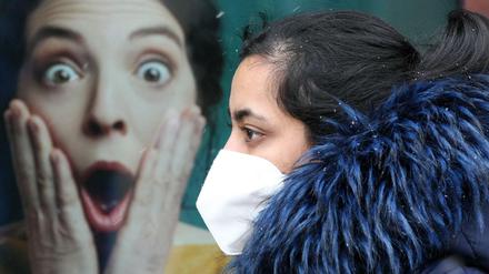Nur mit Zertifizierung wirklich sicher: Eine Frau trägt eine FFP2-Maske.
