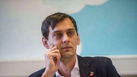 Bezirksbürgermeister Martin Hikel (SPD) mit dem Wappen Berlin-Neuköllns am Kragen.