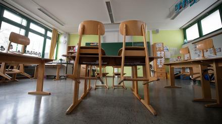 Alle Stühle oben: Was in der Schule nicht mehr unterrichtet wird, muss in Flüchtlingsunterkünften wieder aufgefangen werden.
