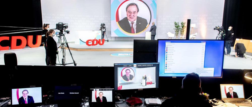 Armin Laschet, Bundesvorsitzender der CDU, hält beim Landesparteitag der CDU Niedersachsen ein Grußwort und wird dabei auf mehreren Bildschirmen angezeigt.