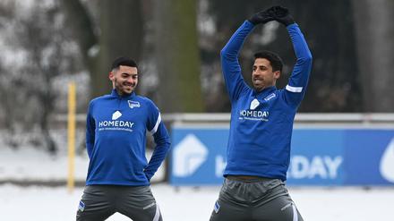 Strecken für die Startelf. Nemanja Radonjic (l.) und Sami Khedira sind erst Anfang dieser Woche von Hertha BSC verpflichtet worden.