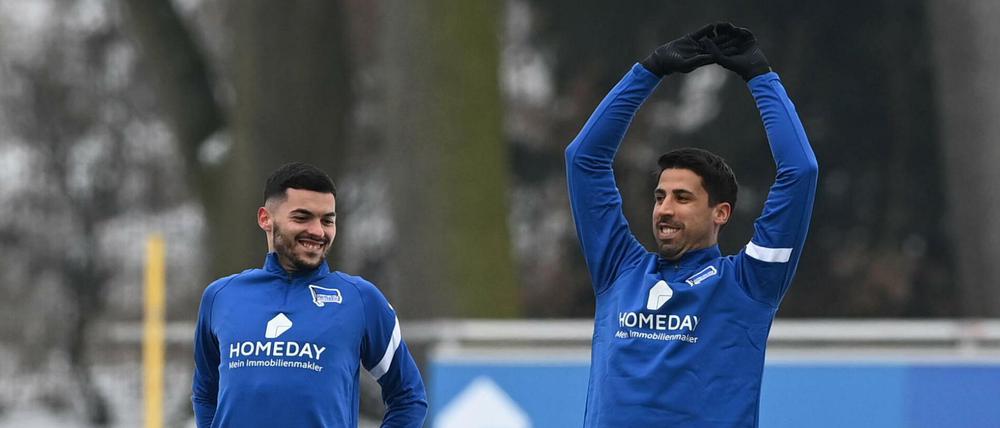 Strecken für die Startelf. Nemanja Radonjic (l.) und Sami Khedira sind erst Anfang dieser Woche von Hertha BSC verpflichtet worden.