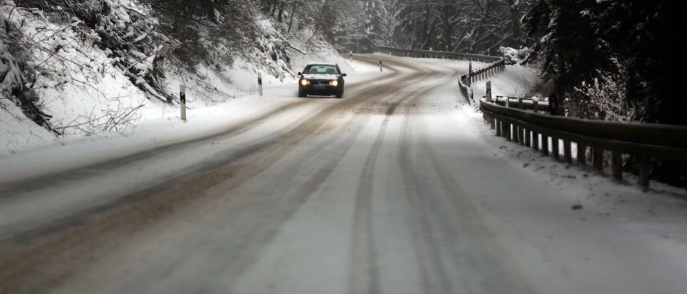 Der Deutsche Wetterdienst ist vor dem Wintereinbruch in Alarmbereitschaft: „Fahren Sie nur mit Winterausrüstung und vermeiden Sie grundsätzlich Autofahrten!“