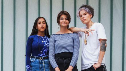 Zwei der „Sisterqueens“ mit der Rapperin Alice Dee (r.).
