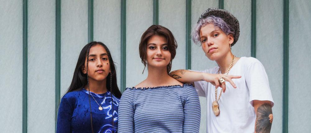 Zwei der „Sisterqueens“ mit der Rapperin Alice Dee (r.).
