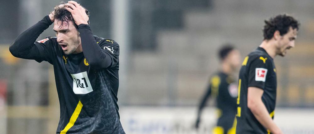 Mats Hummels kann es nicht fassen: Borussia Dortmund verliert erneut, diesmal beim SC Freiburg.