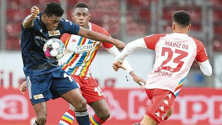 Kampf und Krampf. Taiwo Awoniyi spielte mit Union lange zu verhalten. Erst in der zweiten Halbzeit wurde es besser, aber da waren die Berliner nur noch zu zehnt.