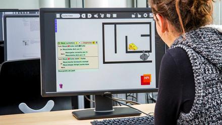 Einstieg in die Informatik: Visuelles Programmieren mit vorgegebenen Textbausteinen.