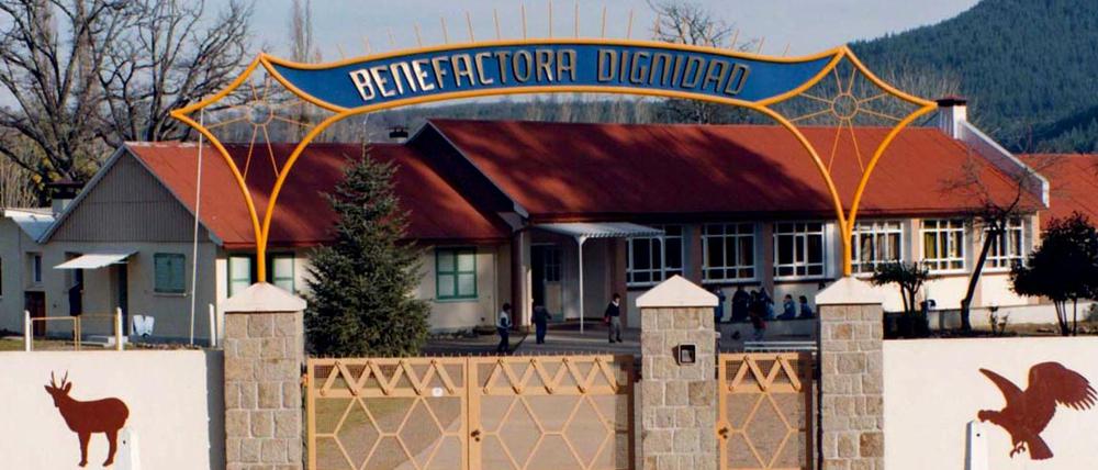 Getrennt von der Welt. Ganz so drakonisch wie in der "Colonia Dignidad" ist das im Roman beschriebene Sektenleben nicht. Aber durchaus jugendgefährdend.