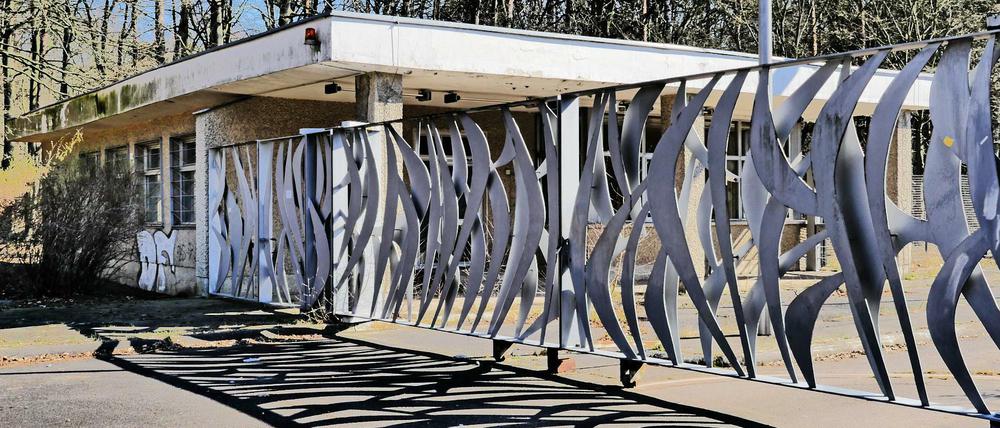 Die Zäune und Mauern müssen weg: Das Gelände des ehemaliges Krankenhauses des Ministerium für Staatssicherheit MfS Stasi an der Hobrechtsfelder Chaussee im Pankower Ortsteil Buch soll mit Wohnungen bebaut werden.  