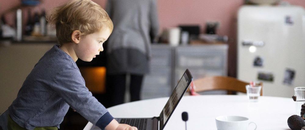 Alles gleichzeitig: Kochen, Kinderbetreuung, Arbeiten. Im Homeoffice kommt einiges zusammen.