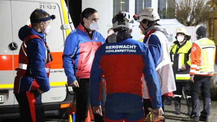Höhlenretter der Bergwacht besprechen sich für ihren Einsatz. Sie konnten den Taucher aber nicht mehr lebend bergen.
