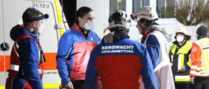 Höhlenretter der Bergwacht besprechen sich für ihren Einsatz. Sie konnten den Taucher aber nicht mehr lebend bergen.