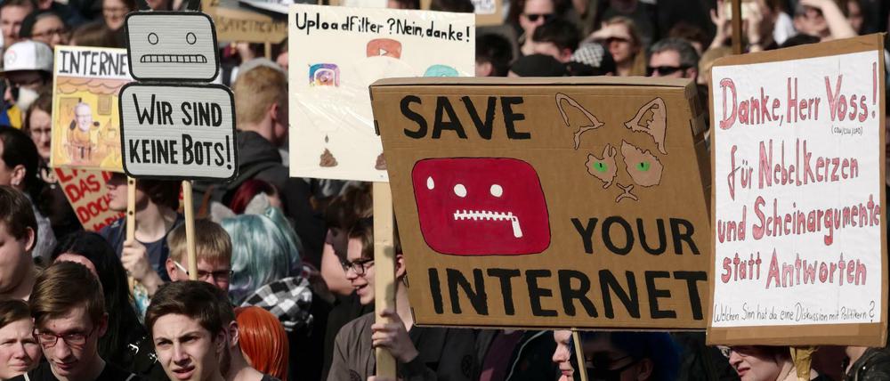 2019 demonstrierten in Deutschland junge Menschen unter dem Motto "Save the Internet" gegen geplante Upload-Filter.