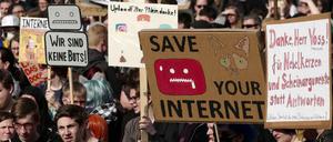 2019 demonstrierten in Deutschland junge Menschen unter dem Motto "Save the Internet" gegen geplante Upload-Filter. 