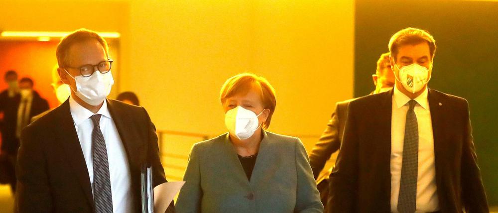 Schwere Entscheidungen im Kanzleramt: Michael Mueller, Angela Merkel und Markus Söder.