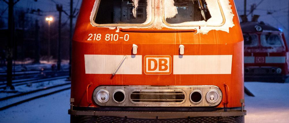 Pause: Viele Züge standen still, weil Schnee und Eis den Fahrplan durcheinander brachten.