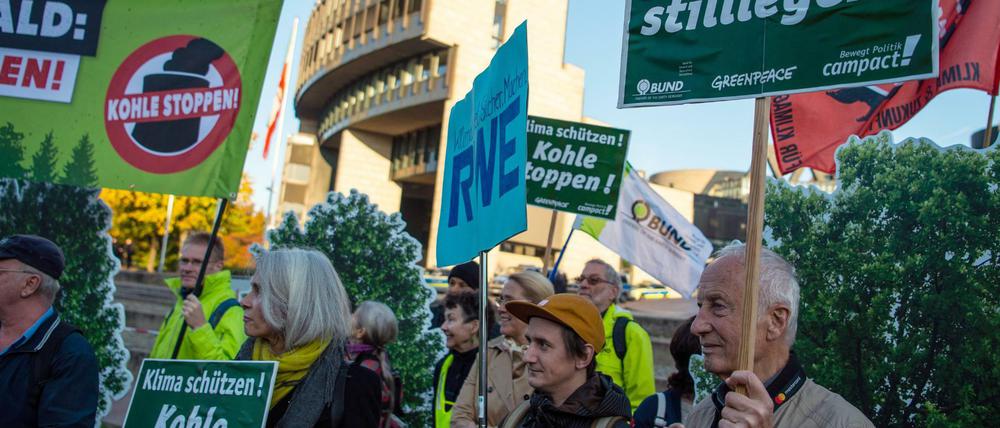 Wo das Umweltthema auf Journalismus trifft: Umweltschützer demonstrieren vor dem Landtag Nordrhein-Westfalen für den Stopp des Braunkohleabbaus und der Kohleverstromung.