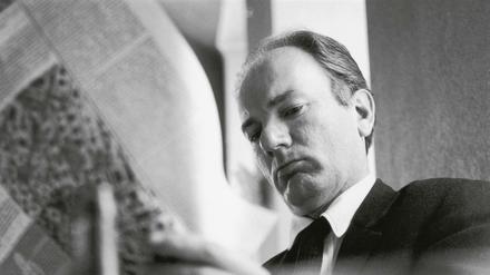 Thomas Bernhard 1971 in einem Kaffeehaus bei einer seiner Lieblingsbeschäftigungen.