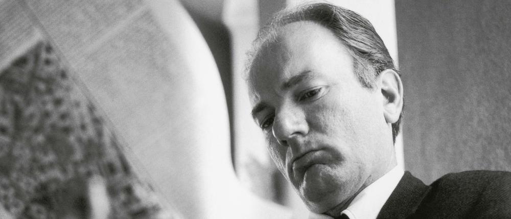 Thomas Bernhard 1971 in einem Kaffeehaus bei einer seiner Lieblingsbeschäftigungen.