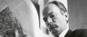 Thomas Bernhard 1971 in einem Kaffeehaus bei einer seiner Lieblingsbeschäftigungen.