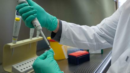 Ein Forscher testet auf Mutationen des Coronavirus vorbereitet wird.