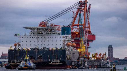 Der russische Rohrleger "Fortuna", hier noch im Hafen von Wismar