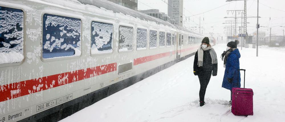 Zwei Fahrgäste warten auf die Weiterfahrt des IC. Ein technisches Problem sorgte für volle Züge im Fernverkehr.