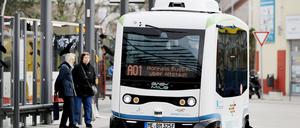 Ein autonom fahrender Bus fährt durch Monheim in NRW. Mehr Sicherheit im Straßenverkehr ist eines der großen Versprechen, das mit dem autonomen Fahren gegeben wird. Foto: dpa-Bildfunk