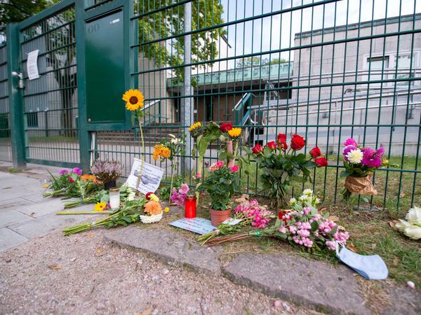Entsetzen in Hamburg. Am 4. Oktober 2020 verletzte ein offenbar psychisch gestörter Antisemit mit einem Klappspaten einen jüdischen Studenten vor der Synagoge der Hansestadt