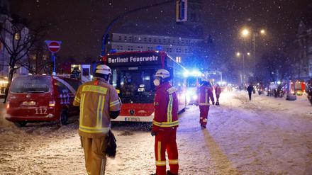 Die Feuerwehr im Einsatz an einer Flüchlingsunterkunft in Friedenau.
