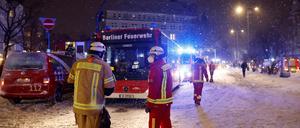 Die Feuerwehr im Einsatz an einer Flüchlingsunterkunft in Friedenau.