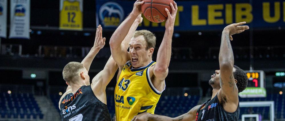 Luke Sikma (Mi.) setzt sich gegen zwei Chemnitzer durch. 