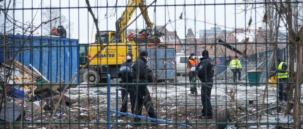 Demonstranten hatten am Samstag einen Bagger an der Rummelsburger Bucht besetzt. 