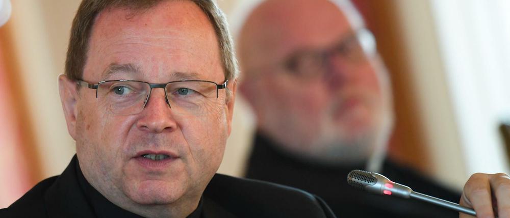 Georg Bätzing (l), Bischof von Limburg und Vorsitzender der Deutschen Bischofskonferenz. 
