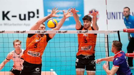  Renan Michelucci (li.) Timothee Carle wehren einen Angriff ab. 