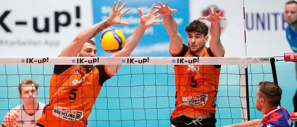 Renan Michelucci (li.) Timothee Carle wehren einen Angriff ab.