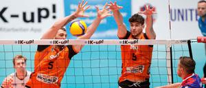  Renan Michelucci (li.) Timothee Carle wehren einen Angriff ab. 
