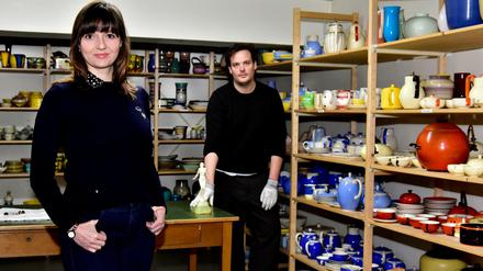 Kuratorin Anna Grosskopf und Sammlungsleiter Johannes Honeck im Depot unter dem Dach des Bröhan-Museums. 