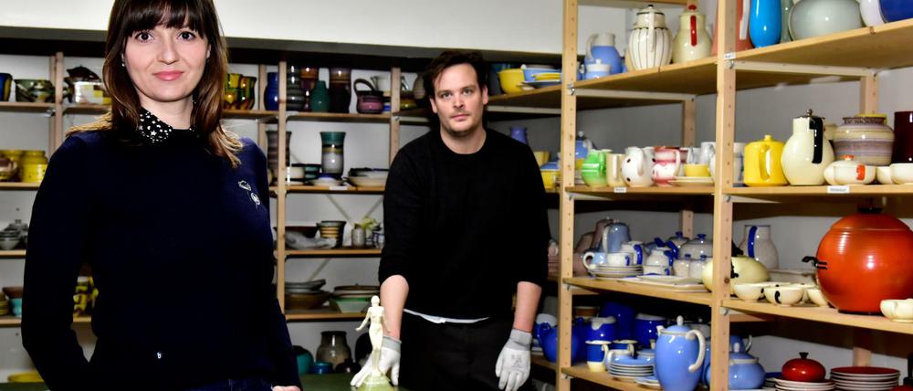 Kuratorin Anna Grosskopf und Sammlungsleiter Johannes Honeck im Depot unter dem Dach des Bröhan-Museums. 