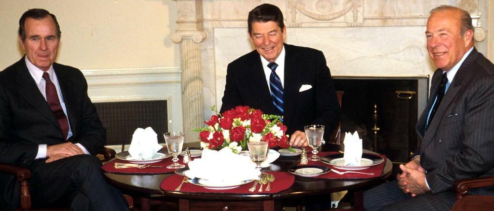 Der frühere Außenminister George Shultz (rechts) mit den ehemaligen Präsidenten George Bush (links) und Ronald Reagan im Jahr 2011.