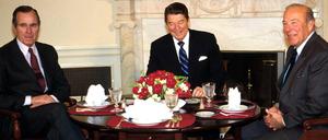 Der frühere Außenminister George Shultz (rechts) mit den ehemaligen Präsidenten George Bush (links) und Ronald Reagan im Jahr 2011.