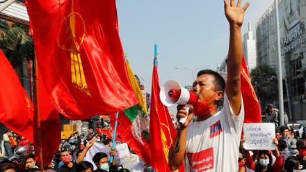 Ein Mann spricht bei einer Demonstration in Mandalay in ein Megafon.
