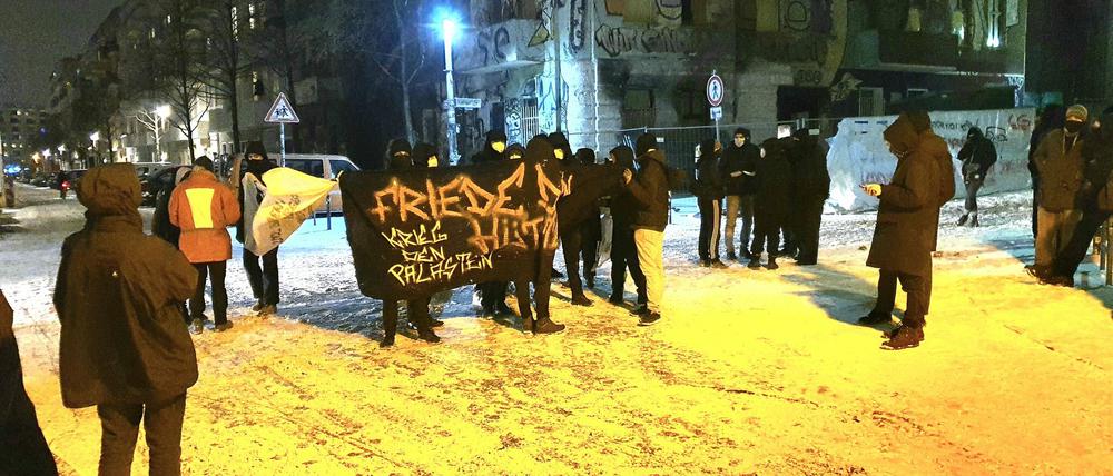 "Friede den Hütten, Krieg den Palästen." Die Demo gegen die Räumung begann in der Rigaer Straße. 