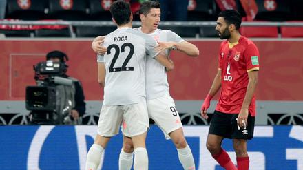 Robert Lewandowski und Marc Roca freuen sich über das erste Tor. 