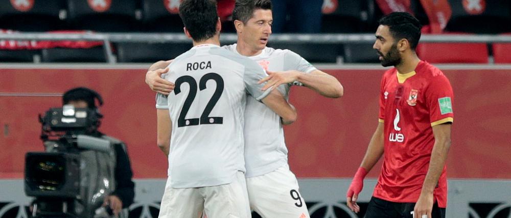 Robert Lewandowski und Marc Roca freuen sich über das erste Tor. 