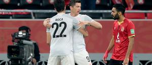 Robert Lewandowski und Marc Roca freuen sich über das erste Tor. 