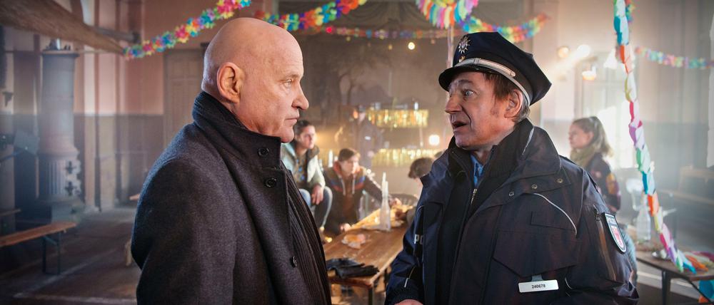 Zampern heißt eine sorbische Tradition während der Fastnachtszeit, die für einen Teilnehmer tödlich endet. Im „Spreewaldkrimi: Totentanz“ (ZDF, 20 Uhr 15) befragen Thorsten Krüger (Christian Redl, links) und Fichte (Thorsten Merten) am Tag nach dem Umzug die Jugendlichen, die an dem Umzug teilgenommen hatten.